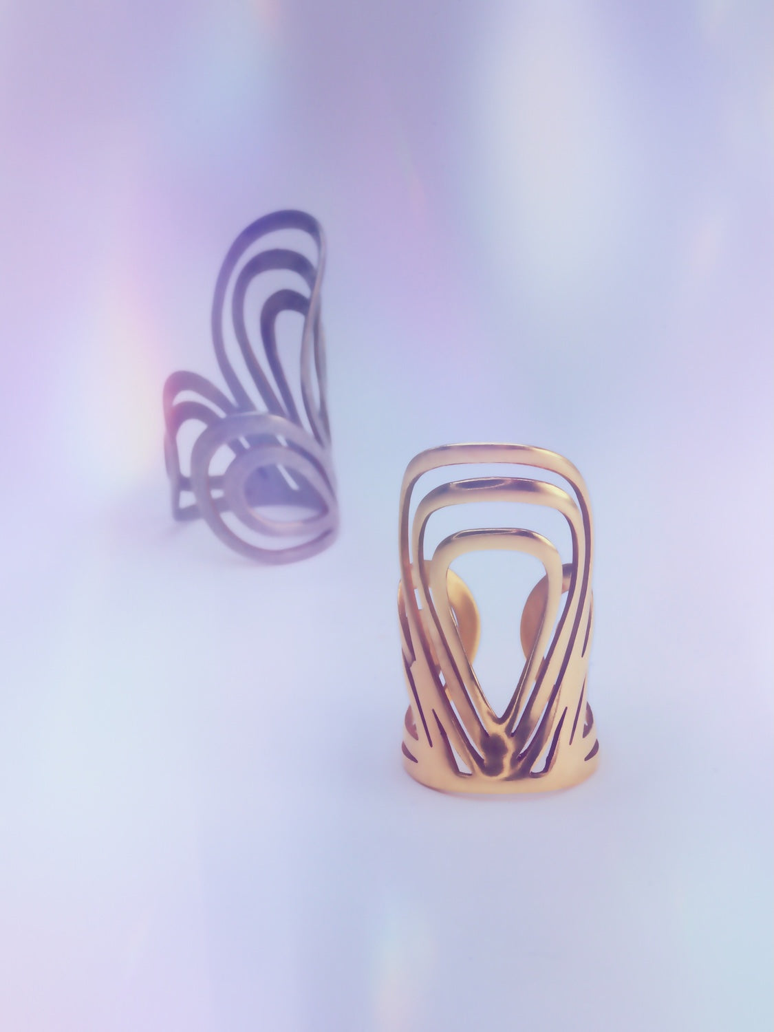 Heart-throbbing drop-shaped ring, forming a crown for your finger. Adjustable open-back design (size 53-57). Made in Berlin from brass or stainless steel.