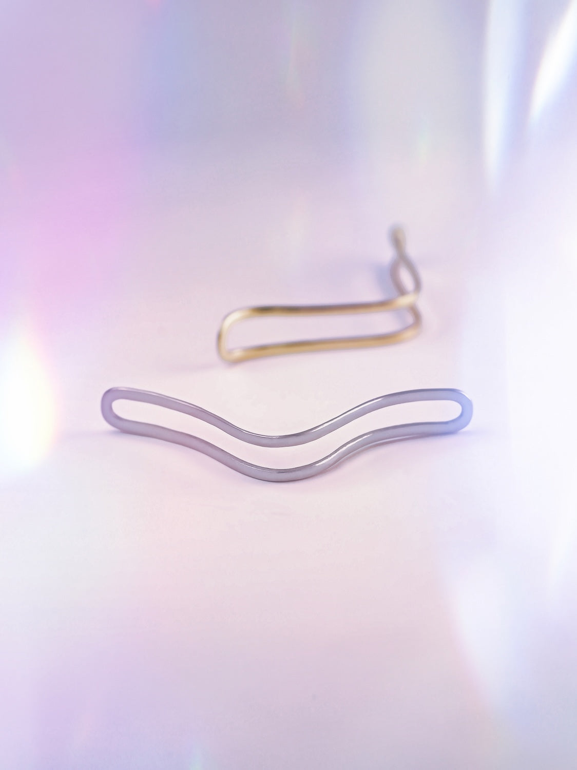 Statement clip-on nose jewelry – hypoallergenic, hand-brushed brass or stainless steel, crafted in Berlin.