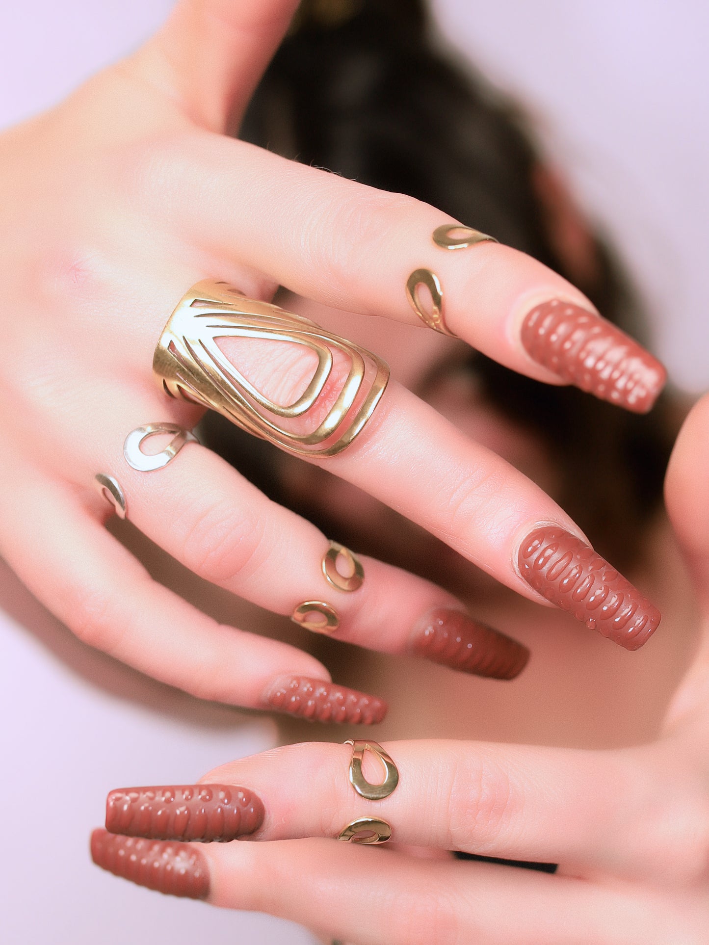 Heart-throbbing drop-shaped ring, forming a crown for your finger. Adjustable open-back design (size 53-57). Made in Berlin from brass or stainless steel.