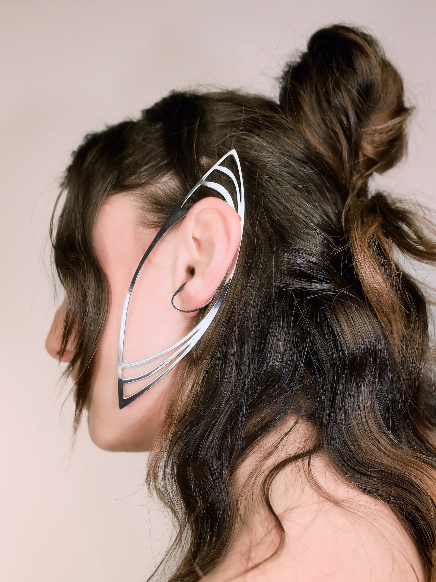 The LACUNA ear piece – a fairy-tale statement without pierced ears. Shiny vulva-inspired design for any occasion. Made in Italy from anallergic brass.