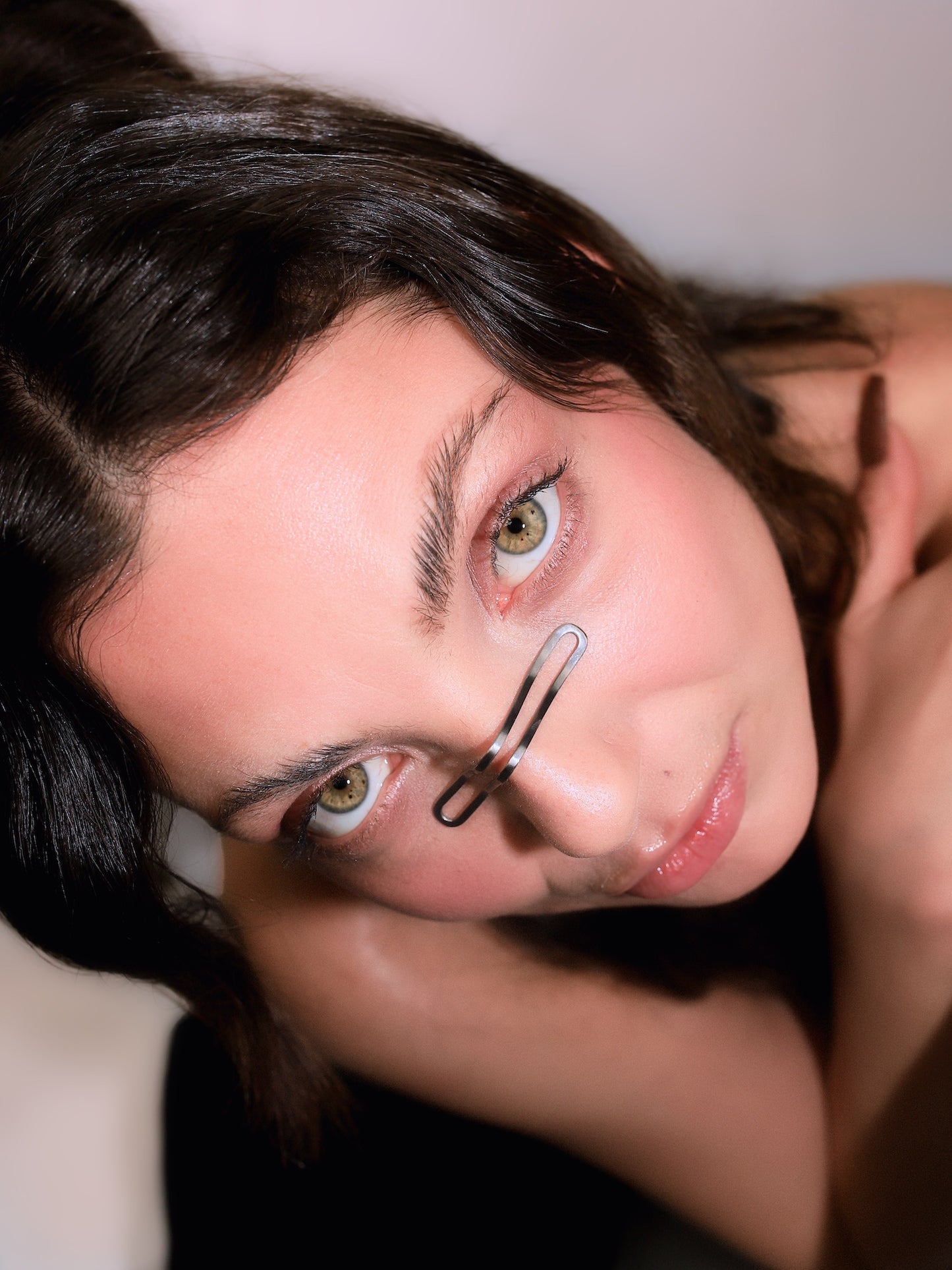 Statement clip-on nose jewelry – hypoallergenic, hand-brushed brass or stainless steel, crafted in Berlin.
