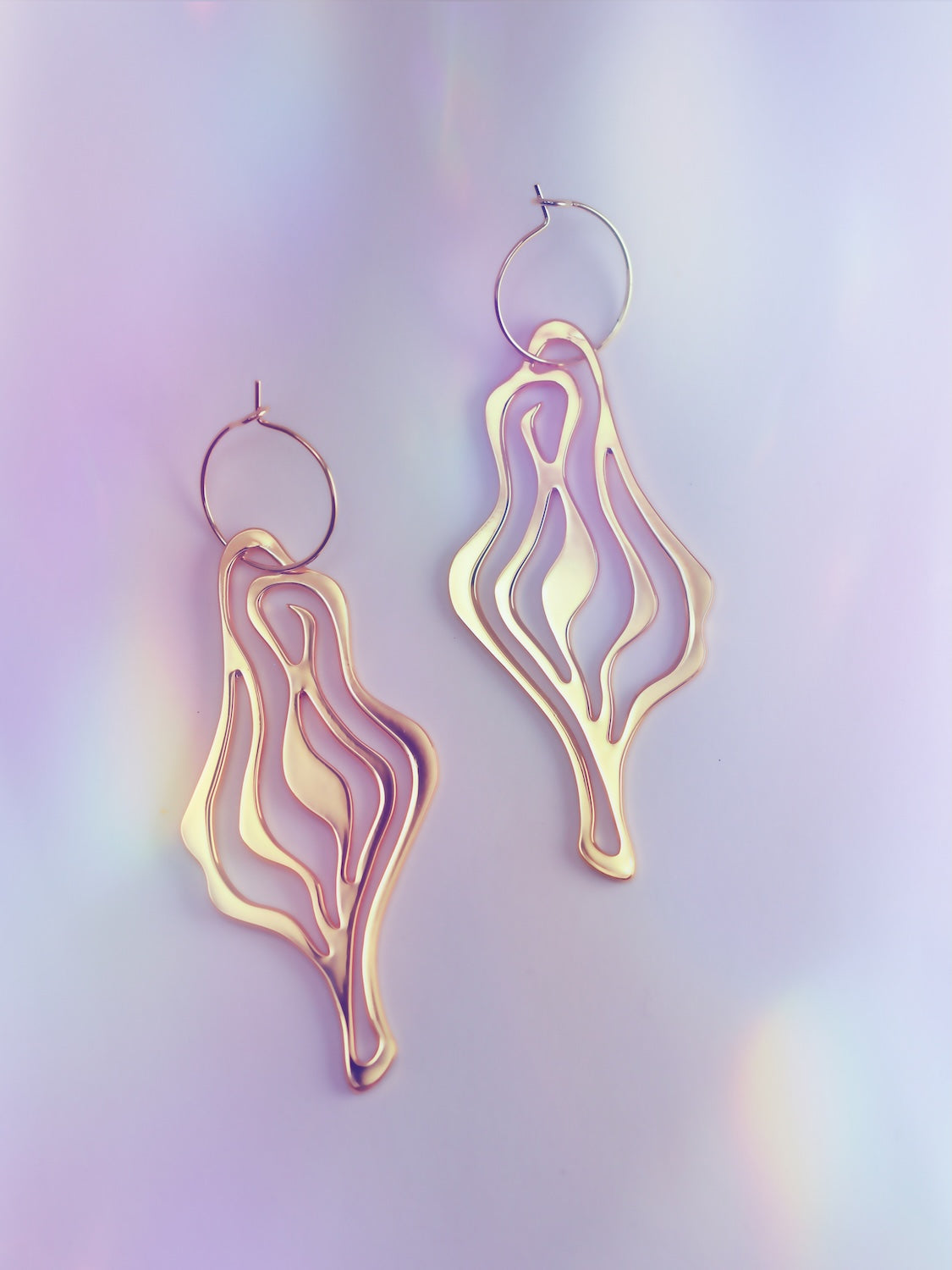 The big sister of the mini VULVA ear dangle – a spirited statement embracing femininity. 5.5 cm, galvanized brass with hypoallergenic surgical steel loops. Made in Italy