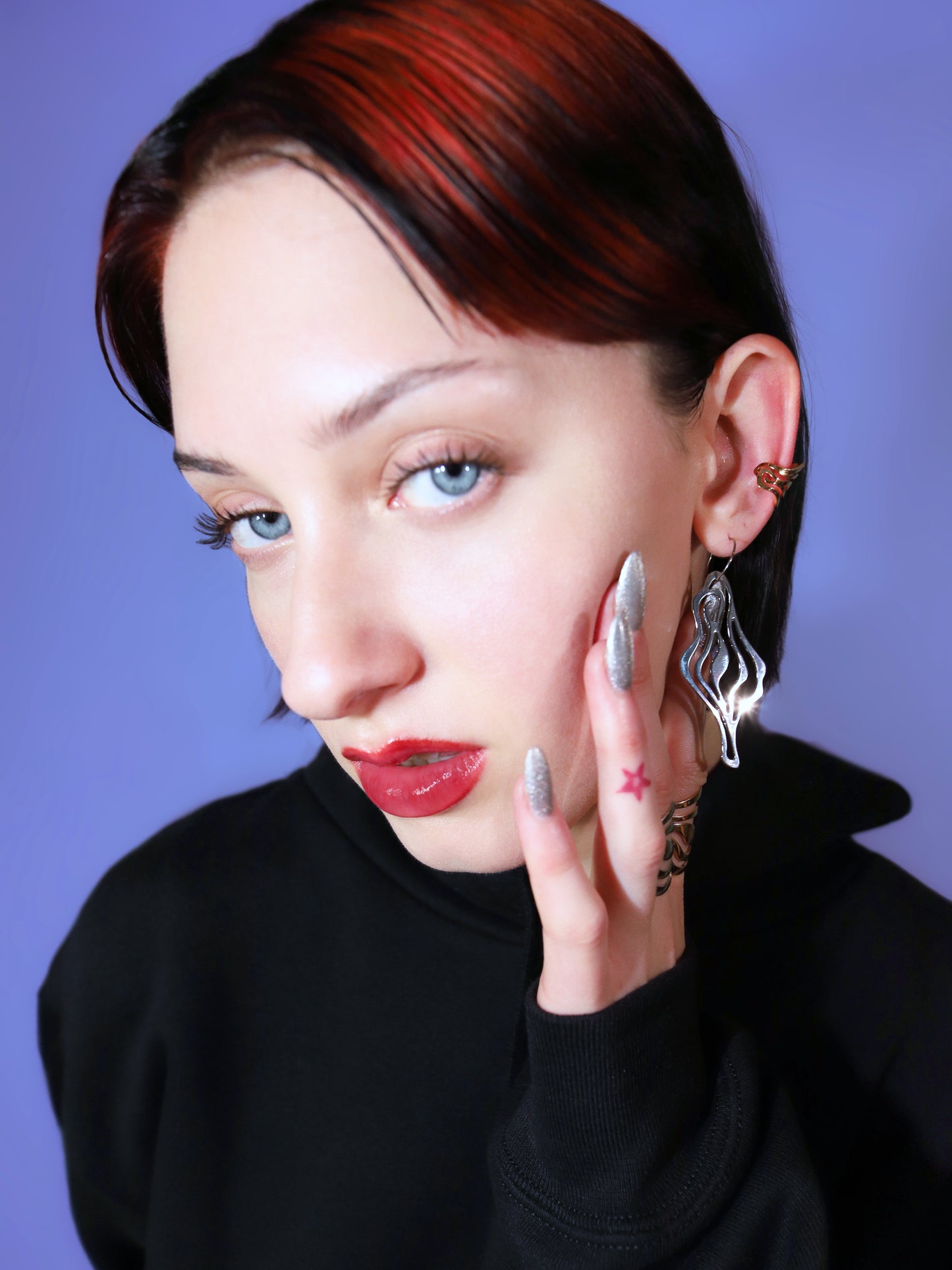 The big sister of the mini VULVA ear dangle – a spirited statement embracing femininity. 5.5 cm, galvanized brass with hypoallergenic surgical steel loops. Made in Italy