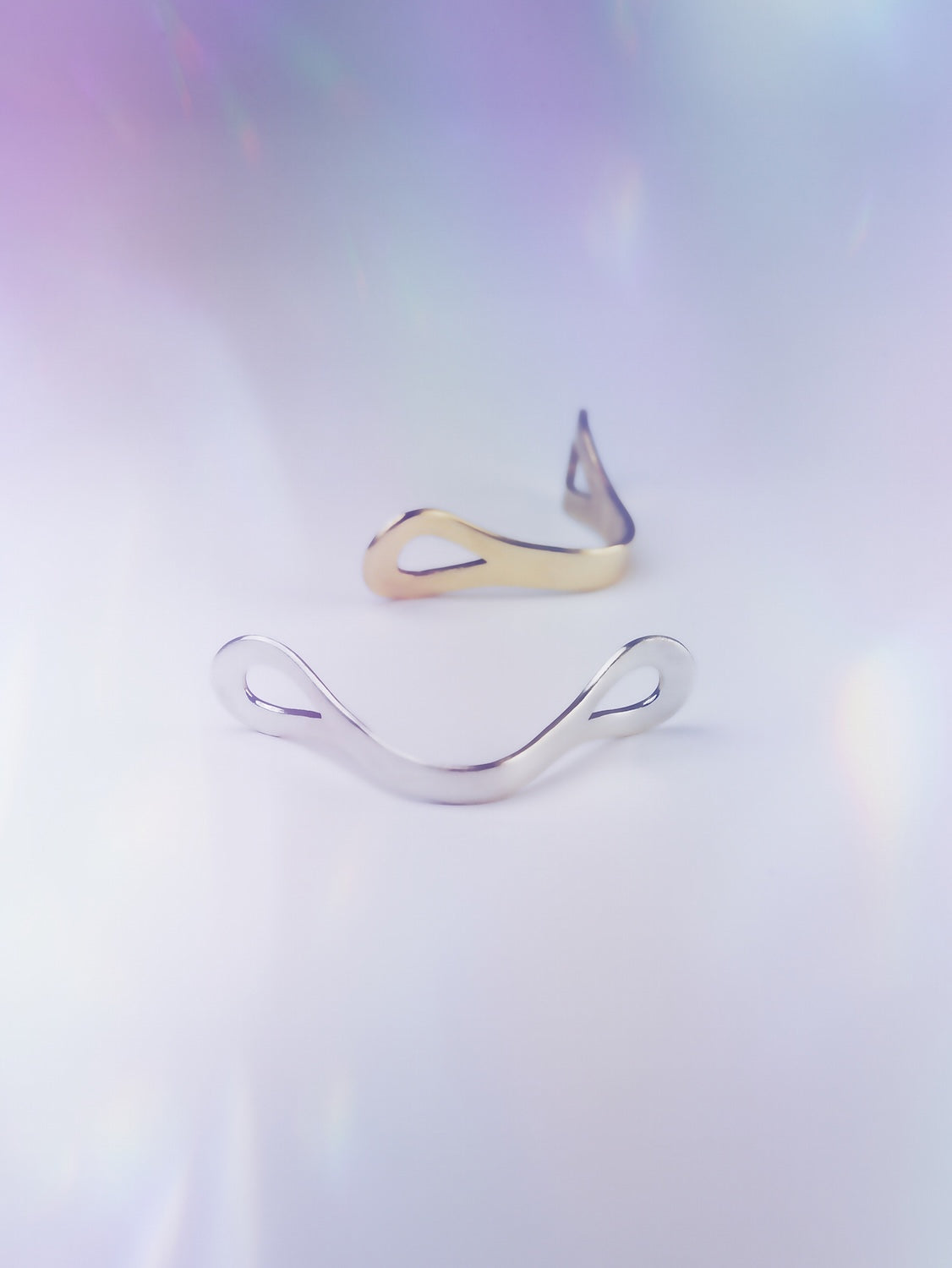 Clip-on nose jewelry with two delicate drops – symbolizing tears of joy and letting go. One size fits all, hand-brushed brass or stainless steel. Made in Berlin.