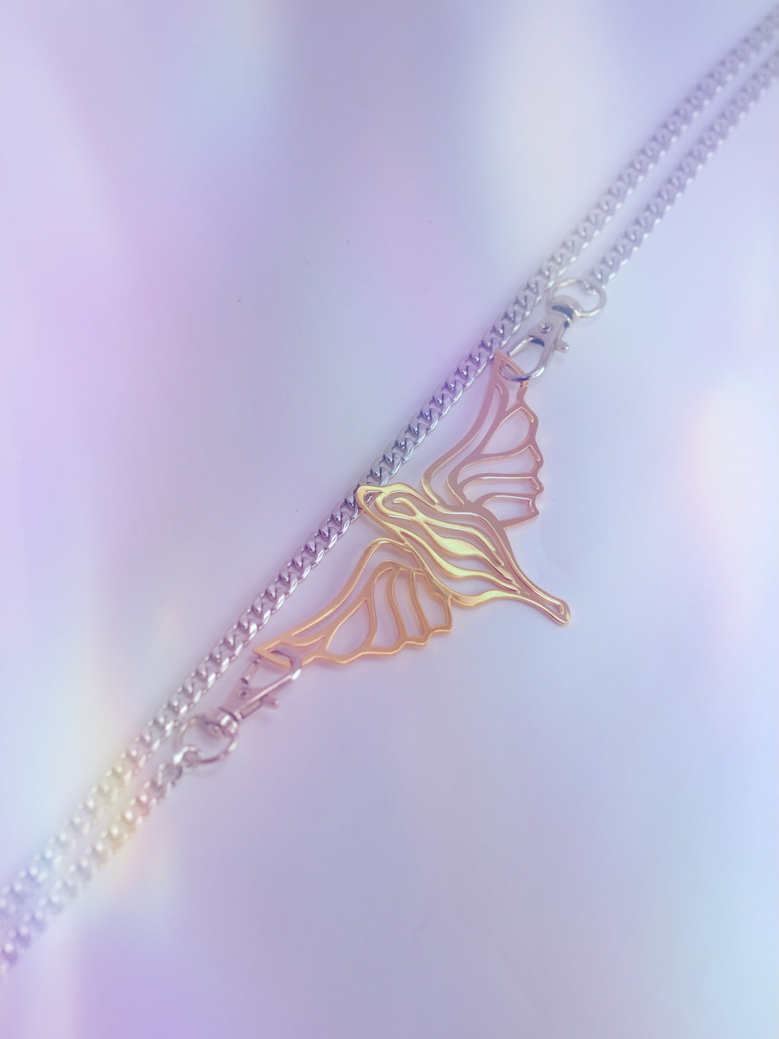 VULVA with wings – a new design! Grand size (5.5 cm) with a 50 cm steel chain. Non-allergenic galvanized brass, made in Italy.