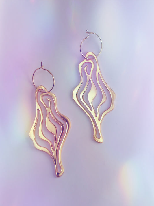 The big sister of the mini VULVA ear dangle – a spirited statement embracing femininity. 5.5 cm, galvanized brass with hypoallergenic surgical steel loops. Made in Italy