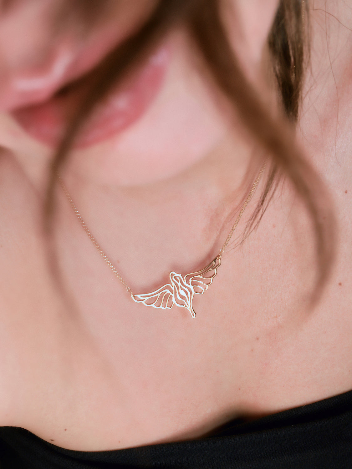 VULVA with wings – new design! Mini size (2.5 cm) with a 40 cm gold or silver-plated chain. Non-allergenic galvanized brass, made in Italy.