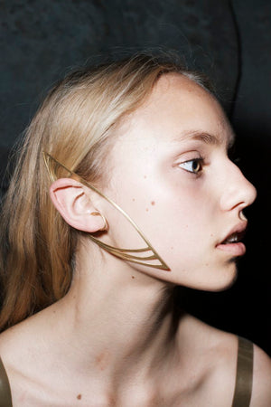 this golden earpiece is a couture statement and part of our LACUNA collection. Dieser goldene Ohrschmuck ist ein couture Statement aus unserer LACUNA Kollektion.